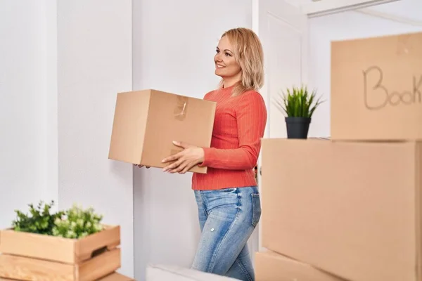 Young Blonde Woman Smiling Confident Holding Package New Home — Φωτογραφία Αρχείου