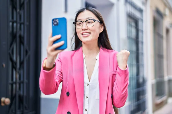 Jovem Chinesa Fazendo Videochamada Com Smartphone Gritando Orgulhoso Celebrando Vitória — Fotografia de Stock