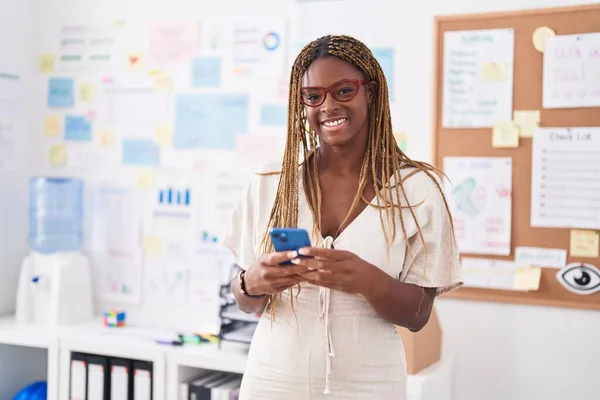 Afroamerikanerin Lächelt Selbstbewusst Mit Smartphone Büro — Stockfoto