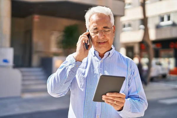 Senior Man Talar Smartphone Med Pekplatta Gatan — Stockfoto