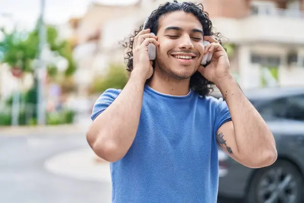 Νεαρός Λατίνος Άντρας Χαμογελάει Αυτοπεποίθηση Ακούγοντας Μουσική Στο Δρόμο — Φωτογραφία Αρχείου