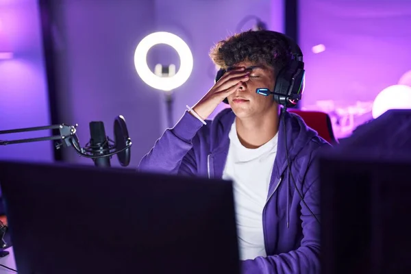 Young Hispanic Teenager Streamer Stressed Using Computer Gaming Room — Stockfoto