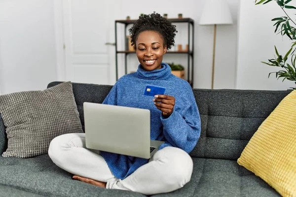 Αφροαμερικανή Γυναίκα Που Χρησιμοποιεί Φορητό Υπολογιστή Και Πιστωτική Κάρτα Κάθεται — Φωτογραφία Αρχείου