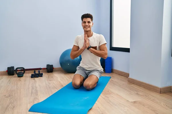 Joven Hispano Sonriendo Seguro Entrenando Yoga Centro Deportivo —  Fotos de Stock