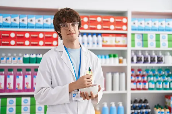 Joven Hombre Rubio Farmacéutico Sonriendo Confiado Hacer Mezcla Farmacia — Foto de Stock
