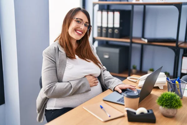 Jonge Zwangere Vrouw Zakenman Met Behulp Van Laptop Aanraken Buik — Stockfoto