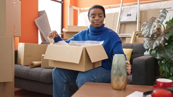 Afrikaans Amerikaanse Vrouw Verpakking Kartonnen Doos Nieuw Huis — Stockfoto
