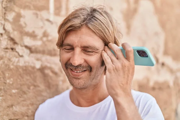 Joven Hombre Rubio Sonriendo Confiado Escuchando Mensaje Audio Por Teléfono — Foto de Stock