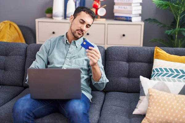 Young Hispanic Man Using Laptop Credit Card Sitting Sofa Home — Stockfoto