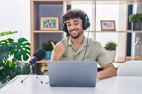 Hombre Árabe Con Barba Trabajando Radio Sonriendo Con Cara Feliz —  Fotos de Stock