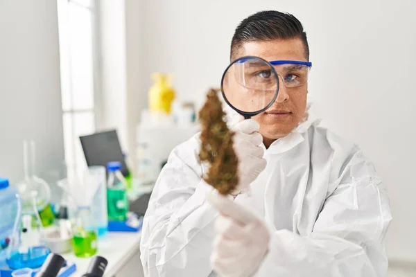 Jeune Homme Latin Scientifique Regardant Herbe Cannabis Avec Loupe Laboratoire — Photo