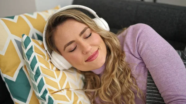Mujer Rubia Joven Escuchando Música Relajándose Sofá Casa — Foto de Stock
