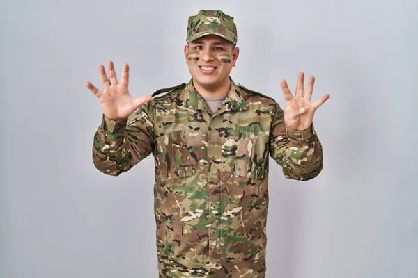 Latynoski Młodzieniec Mundurze Wojskowym Pokazujący Wskazujący Palcami Numer Dziewięć Uśmiechnięty — Zdjęcie stockowe