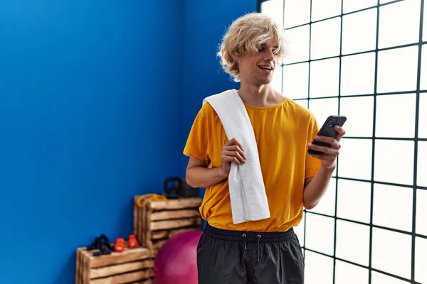 Jeune Homme Blond Souriant Confiant Utilisant Smartphone Centre Sportif — Photo