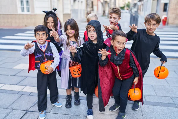 Grupp Barn Bär Halloween Kostym Gör Skrämma Gest Gatan — Stockfoto