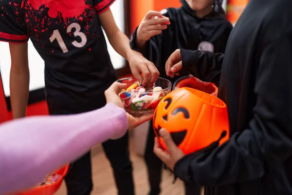 Grupp Barn Bär Halloween Kostym Emot Godis Hemma — Stockfoto