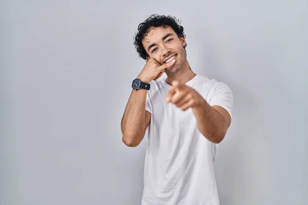 Hispanischer Mann Der Vor Isoliertem Hintergrund Steht Lächelt Und Telefoniert — Stockfoto