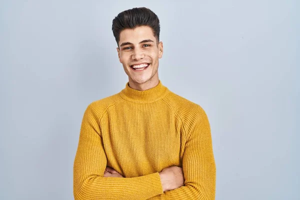 Jonge Spaanse Man Die Een Blauwe Achtergrond Staat Glimlachen Met — Stockfoto