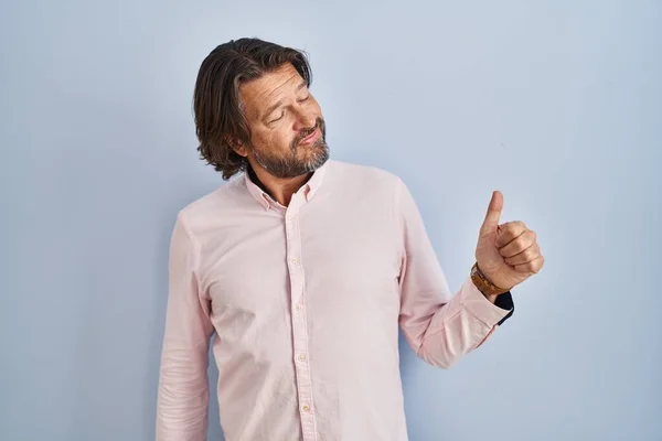 Knappe Man Van Middelbare Leeftijd Met Een Elegante Overhemd Achtergrond — Stockfoto