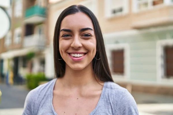 Молода Красива Іспаномовна Жінка Посміхається Впевнено Стоячи Вулиці — стокове фото