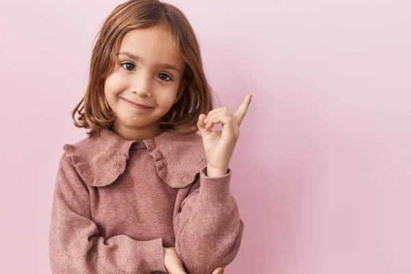 Kleines Hispanisches Mädchen Vor Rosa Hintergrund Lächelnd Glücklich Mit Hand — Stockfoto