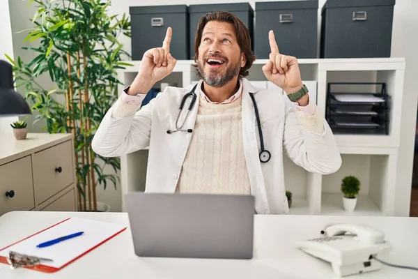 Handsome Middle Age Doctor Man Working Clinic Smiling Amazed Surprised — Stock Photo, Image