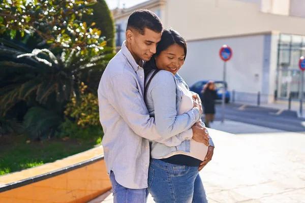 Mladý Latinský Pár Očekává Dítě Objímání Navzájem Stojící Parku — Stock fotografie