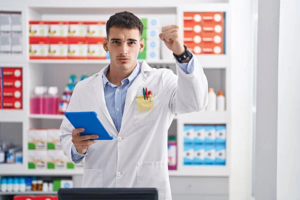 Handsome Hispanic Man Working Pharmacy Drugstore Tablet Annoyed Frustrated Shouting — Stock Photo, Image