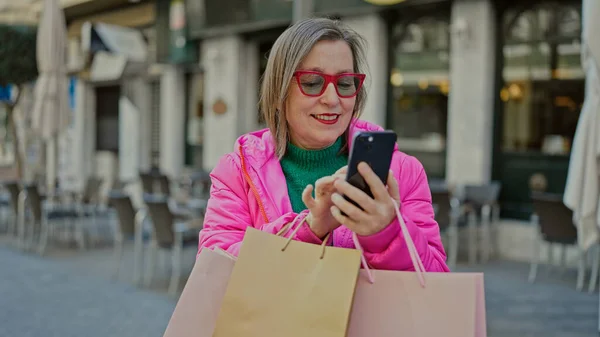Gammal Latinamerikansk Kvinna Med Grått Hår Leende Shopping Med Smartphone — Stockfoto
