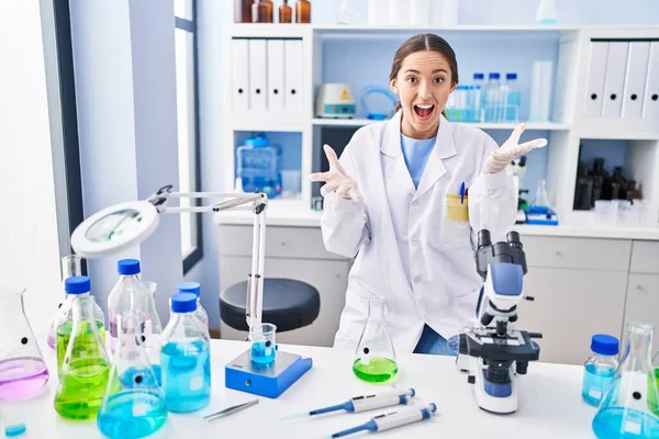 Joven Morena Trabajando Laboratorio Científico Celebrando Victoria Con Sonrisa Feliz — Foto de Stock