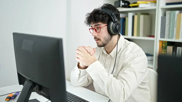 Young Hispanic Man Student Using Computer Headphones Studying Library University — Stockfoto