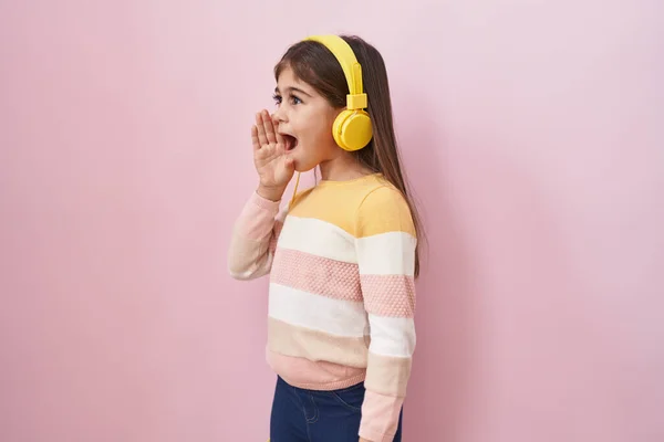 Μικρό Ισπανόφωνο Κορίτσι Που Ακούει Μουσική Χρησιμοποιώντας Ακουστικά Ανίδεοι Και — Φωτογραφία Αρχείου