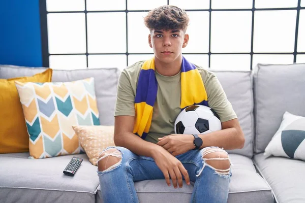 Ισπανόφωνος Έφηβος Κάθεται Στον Καναπέ Βλέποντας Ποδοσφαιρικό Αγώνα Σκέψης Στάση — Φωτογραφία Αρχείου
