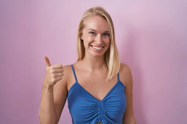 Young Caucasian Woman Standing Pink Background Doing Happy Thumbs Gesture — Stock fotografie