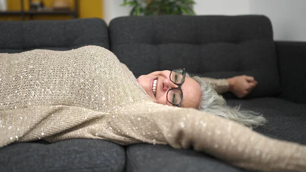 Middle Age Woman Grey Hair Lying Sofa Relaxed Home — Stock Photo, Image