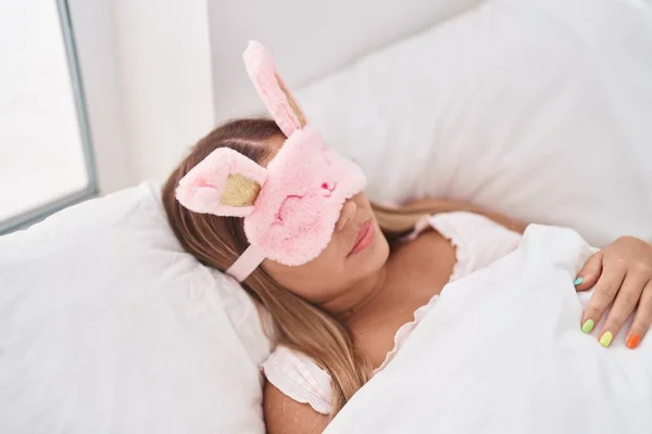 Young Beautiful Hispanic Woman Wearing Sleep Mask Lying Bed Sleeping — Stockfoto