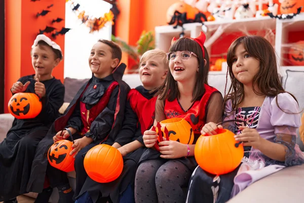 Grupo Crianças Vestindo Traje Halloween Segurando Cesta Abóbora Casa — Fotografia de Stock