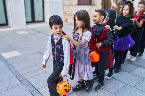 Halloween Jelmezes Gyerekek Egy Csoportja Együtt Sétál Utcán — Stock Fotó