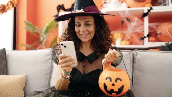 Mujer Hispana Mediana Edad Usando Teléfono Inteligente Teniendo Fiesta Halloween — Foto de Stock