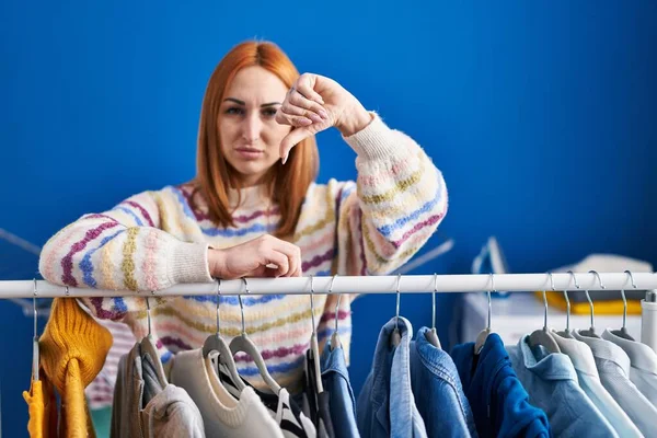 Νεαρή Γυναίκα Ψάχνει Ρούχα Σχάρα Ρούχα Θυμωμένο Πρόσωπο Αρνητική Ένδειξη — Φωτογραφία Αρχείου