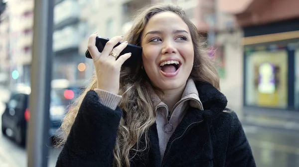 Ung Smuk Spansktalende Kvinde Smilende Selvsikker Lytter Lydbesked Smartphone Gaden - Stock-foto