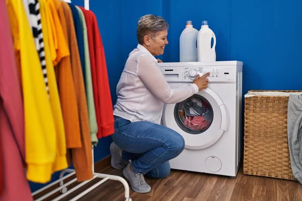 Çamaşırhanede Çamaşırları Yıkayan Orta Yaşlı Kadın Gülümsüyor — Stok fotoğraf