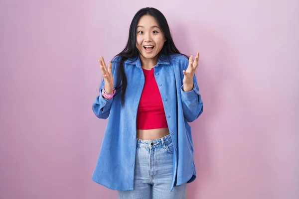 Молодая Азиатская Женщина Стоящая Розовом Фоне Празднует Безумство Удивляется Успеху — стоковое фото