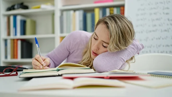 Jovem Loira Estudante Cansado Escrevendo Notas Sala Aula — Fotografia de Stock