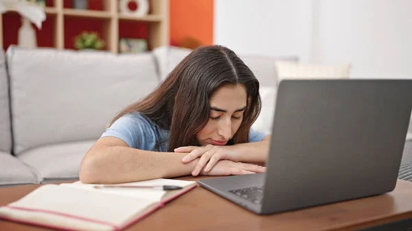 Молода Красива Іспаномовна Жінка Використовує Ноутбук Напружений Вдома — стокове фото
