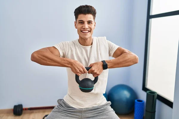 Jovem Hispânico Sorrindo Treinamento Confiante Usando Kettlebell Centro Desportivo — Fotografia de Stock