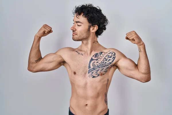 Uomo Ispanico Piedi Senza Maglietta Mostrando Muscoli Delle Braccia Sorridenti — Foto Stock
