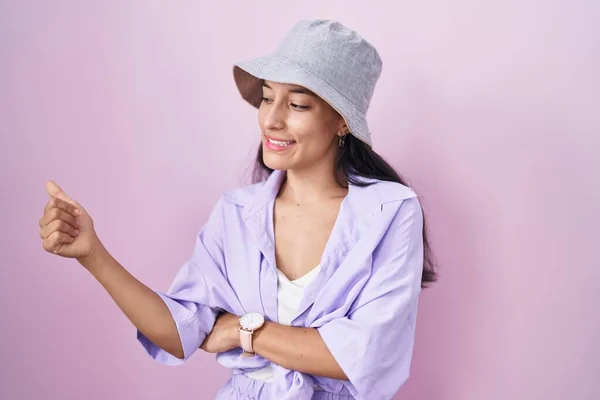 Young Hispanic Woman Standing Pink Background Wearing Hat Looking Proud — Stock Photo, Image