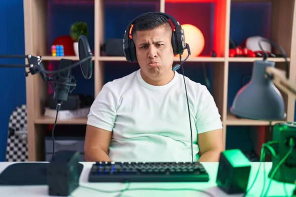 若いヒスパニック系の男性が落ち込んでビデオゲームをプレイし 苦痛のために心配し 怒って恐れて泣いています 悲しい表情 — ストック写真