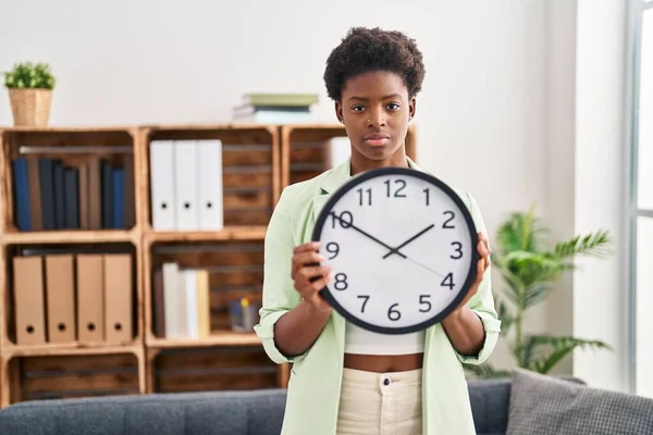 Afroamerikanerin Hält Große Uhr Entspannt Mit Ernstem Gesichtsausdruck Einfacher Und — Stockfoto